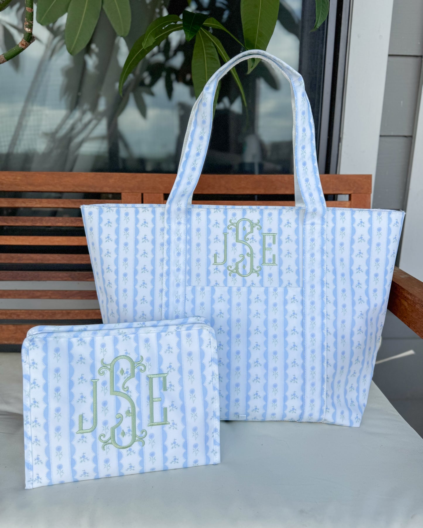 TRVL BLUE RIBBON FLORAL JUMBO TOTE