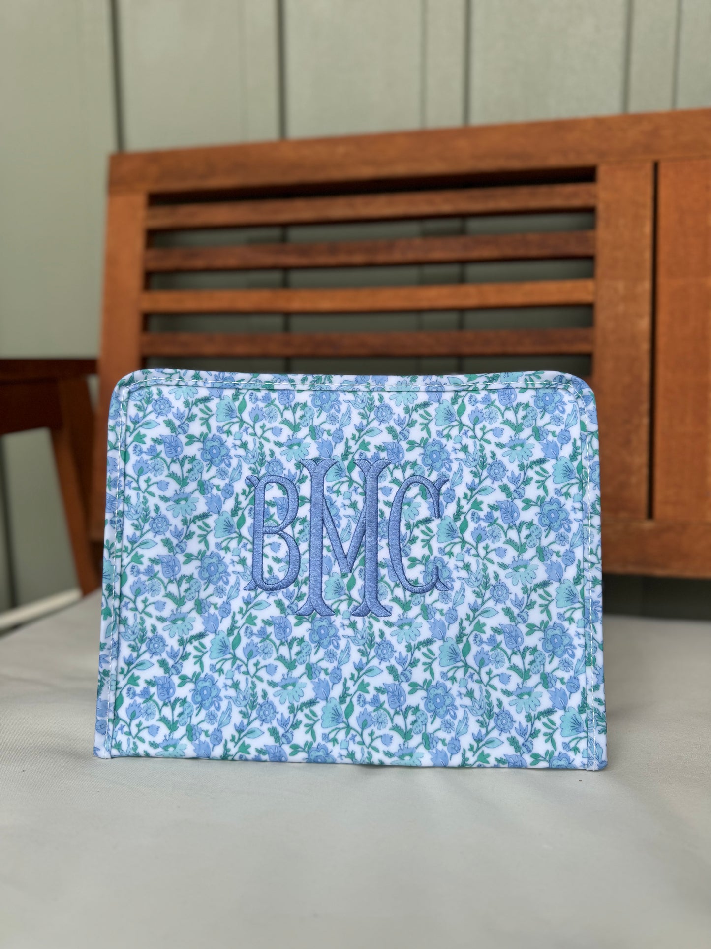 TRVL HAMPTON FLORAL LARGE ROADIE