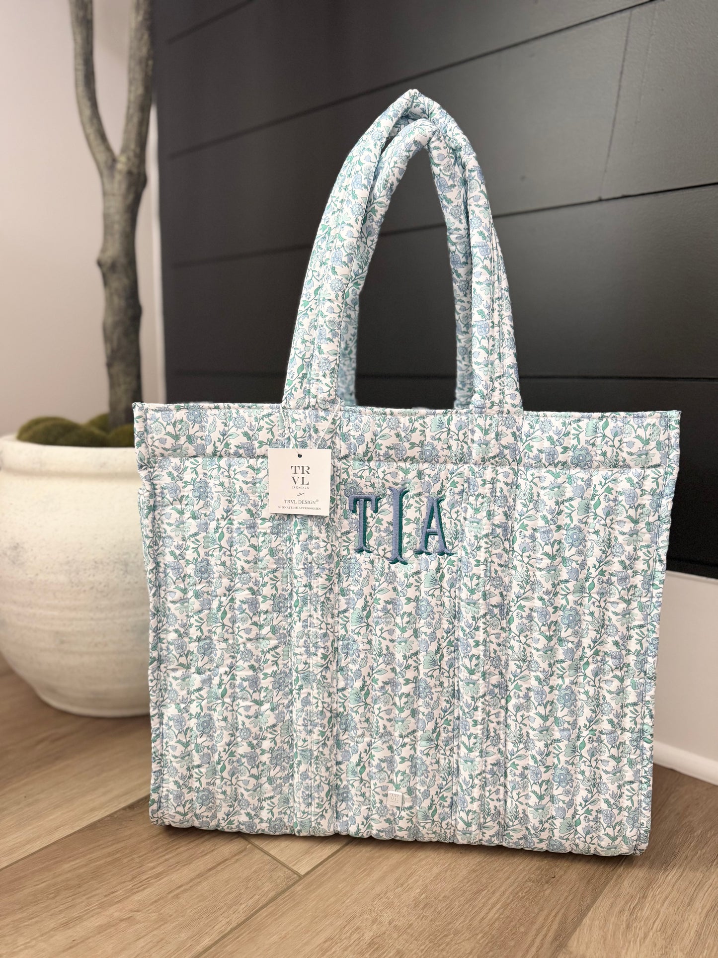 TRVL HAMPTON FLORAL GO GO TOTE *backorder 9/20*