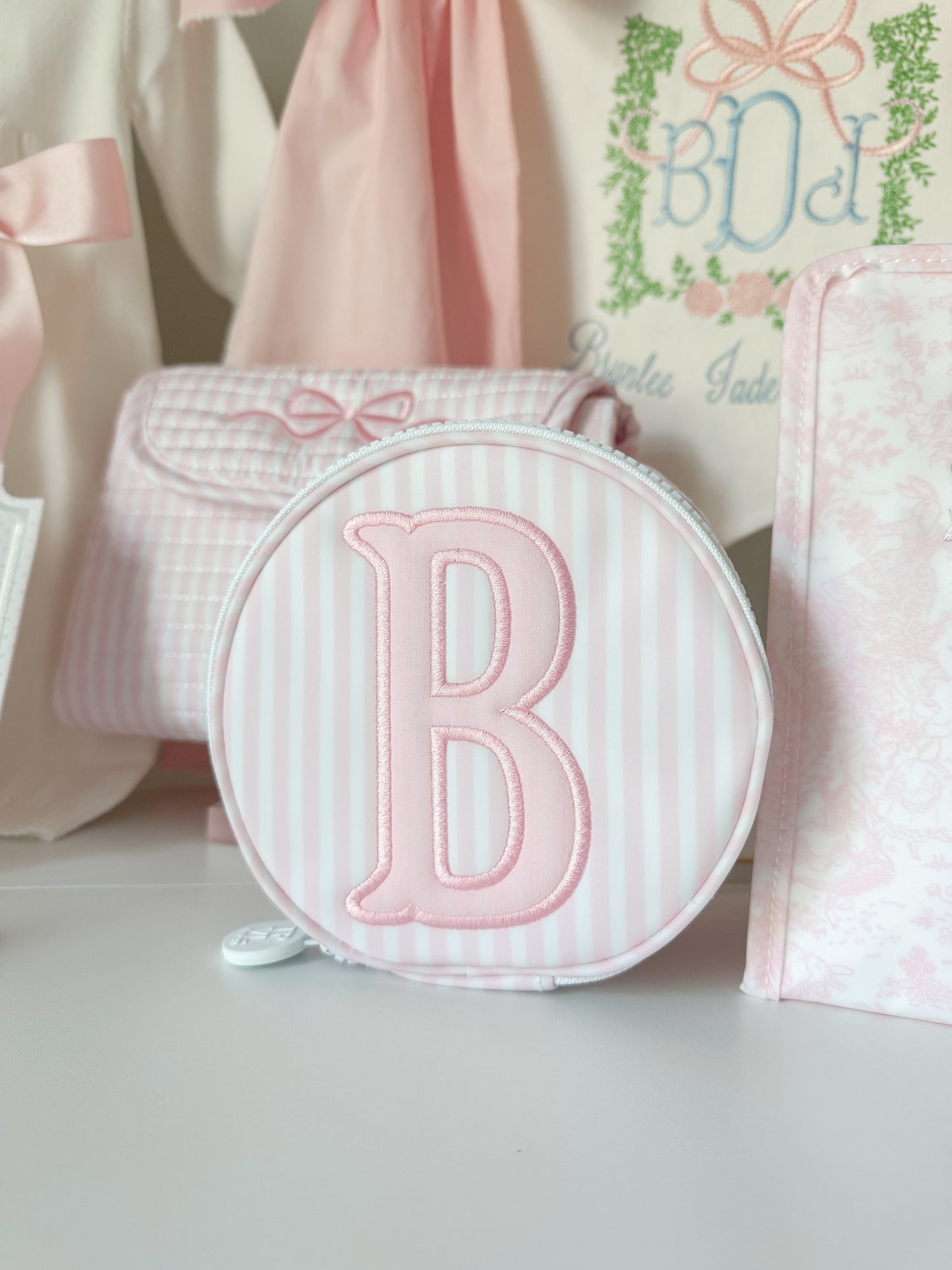 TRVL ROUND CASE PINK PIMLICO STRIPE